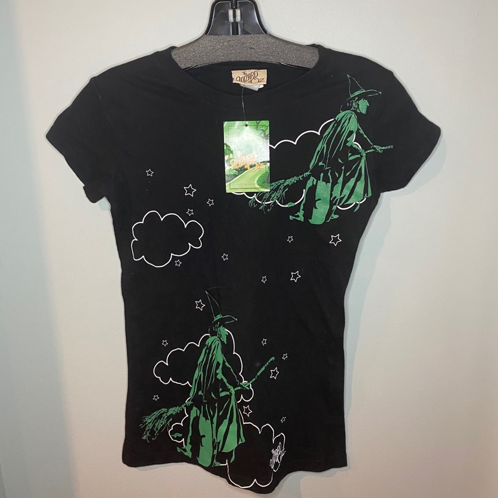 NWT Wizard of Oz shirt. Super cute back size M